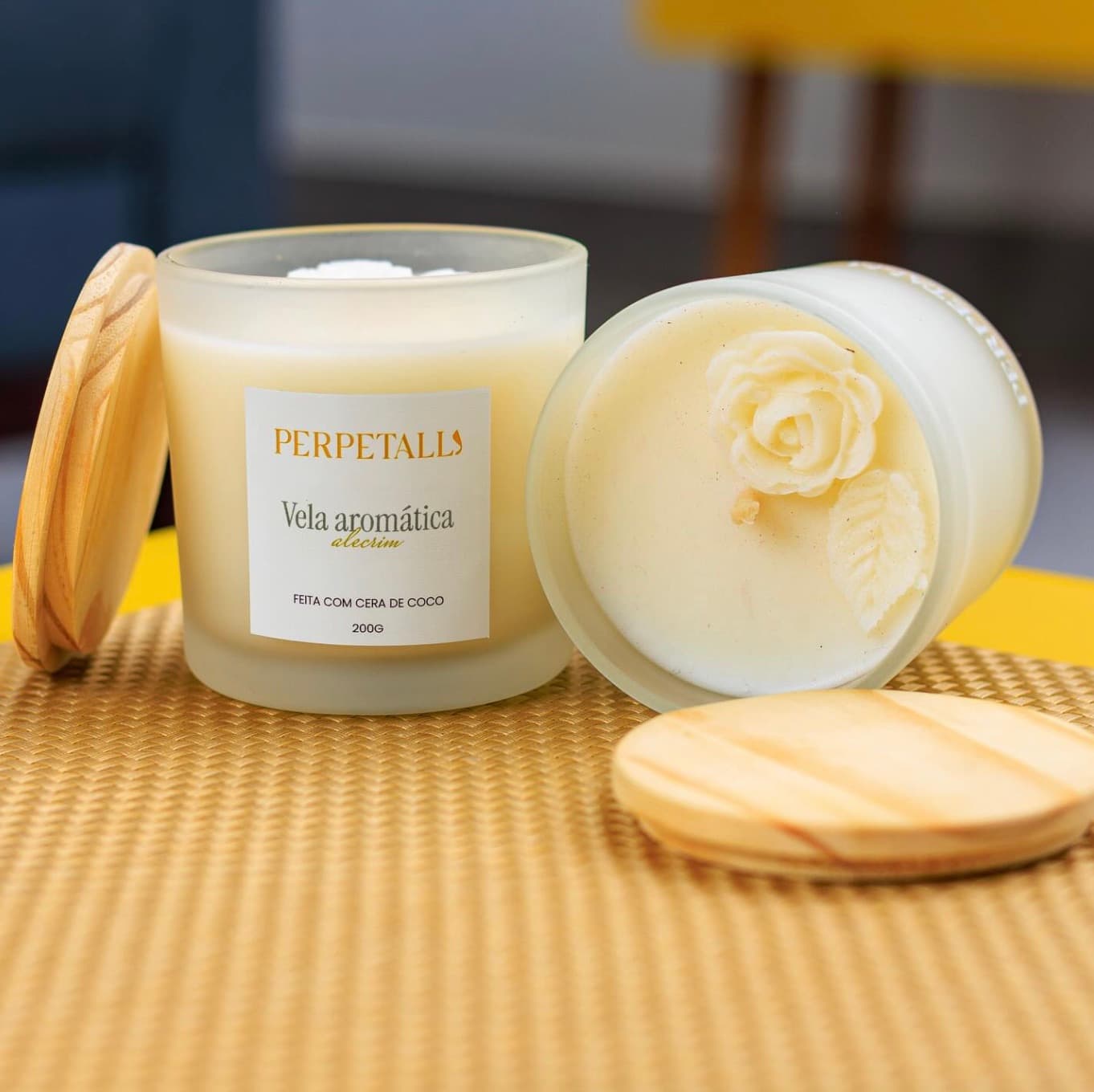 Velas aromáticas Perpetalli sobre uma bandeja